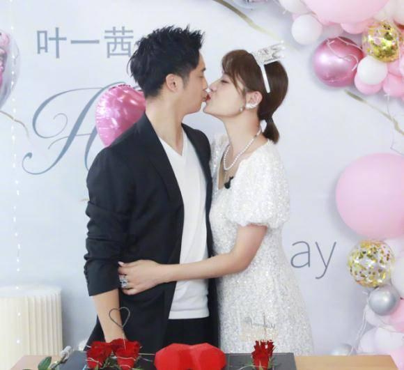 50岁闫学晶保养好如30岁，迷人孩子抢镜，他的近照曝光